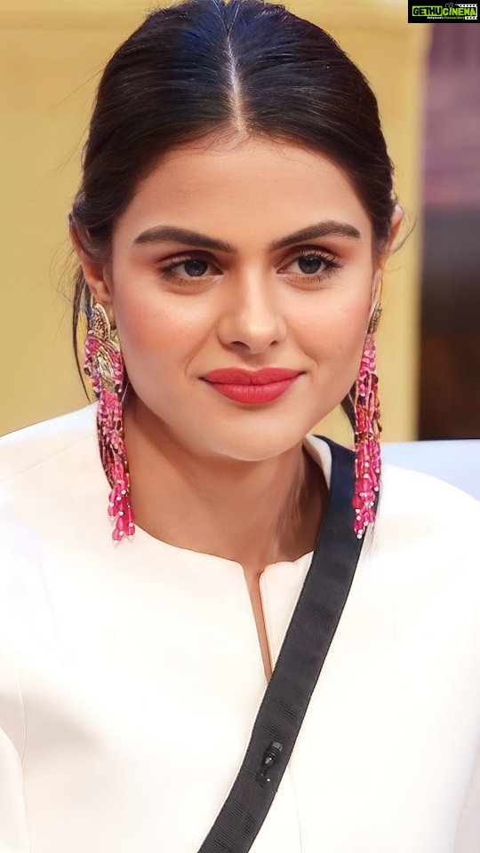 Priyanka Chahar Choudhary Instagram - Oh how wonderful it is to stay so chill when someone expects you be enraged ππβ±οΈ #BBQueen for a reason ππ Pari's white outfit: @phasesbyalisha Stylist: @roshni0819 Styling team: @___neerajpandey___ @colorstv @voot @vootselect @endemolshineind @beingsalmankhan Edit: @ashmaneditors . . . . #UnbeatablePriyankaChahar #PriyankaChaharChoudhary #PriyankaChaharChoudharySupremacy #PriyankaIsTheBoss #PriyankaPaltan #PriyankainBB16 #BB16 #BiggBoss #Colors #Voot #SalmanKhan #BBQueenPriyanka #BossBabePriyanka