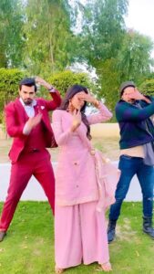 Priyanka Chahar Choudhary Instagram - Me and my barely ( belly 😉) dancers @6_ankitgupta @karanvgrover
#fatejang ✨