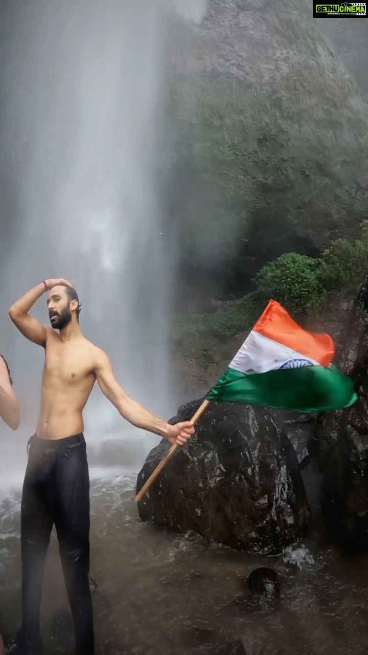 Raghav Juyal Instagram - स्वतंत्र दिवस का जोश Zindagi zindabaad #zindagizindabaad #trekkersofmaharashtra #trekkingindia #maharashtra_click #maharashtratravel #maharashtra_treasures #lonavaladiaries #trekkersofindia #thingstodoinmumbai #thingstodoinpune #mumbairains #mumbaimonsoon #devkund #hariharfort #harishchandragad