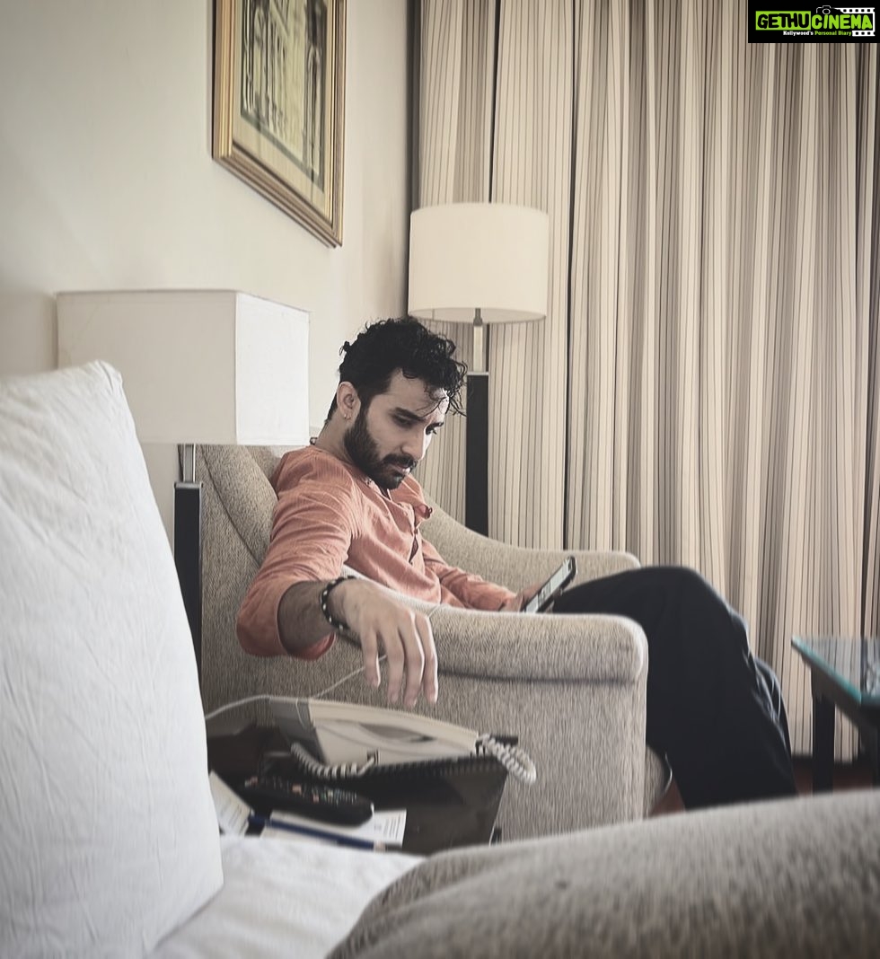 Raghav Juyal Instagram - आलिम ये कहता वहाँ इश्वर है फ़ाज़िल ये कहता वहाँ अल्लाह है काबुर ये कहता वहाँ इसा है मंजिल ये कहती तब इंसान से की तुम्हारी है तुम ही सम्भालों ये दुनिया ( piyush mishra ) @officialpiyushmishra