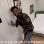 Raghav Juyal Instagram - Sorry guys peeche se gaane ki volume badhana bhul gaya , Magar yeh sala billi le kya gayi hogi ? Comments mein batao #BilliBilli 🕺🏻Song out now @beingsalmankhan @hegdepooja @venkateshdaggubati @farhadsamji @sukhbir_singer @alwaysjani @kumaarofficial @vickysandhumusic @iamjaggubhai_ @bhumika_chawla_t @singhvijender #AbhimanyuSingh @thesiddharthnigam @jassie.gill @shehnaazgill @palaktiwarii @vinali_bhatnagar @vmanikandandop @shamiraah28 @skfilmsofficial @zeestudiosofficial @ZeeMusicCompany @therealdjdips Mumbai, Maharashtra