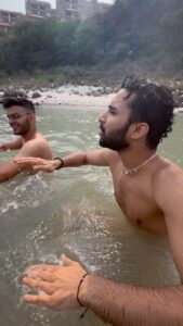 Raghav Juyal Instagram - ⚠️ special message for special people , 

Zindagi zindabad 

@salvushotels @thearches_rishikesh 

#zindagizindabad