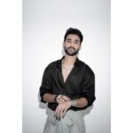 Raghav Juyal Instagram - Photuon ka shoot karwa liya maine , Which one is your favourite? OUTFIT - customised by @iamkenferns Managed by - @blueorchidentertainment Photographer - @rishabhkphotography Makeup- @kondvilkarsuhas Hair - @hairby_vijaylimbachiya Driver - @arjunp822 Mumbai, Maharashtra