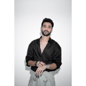 Raghav Juyal Instagram - Photuon ka shoot karwa liya maine , 
Which one is your favourite? 

OUTFIT - customised by @iamkenferns 
Managed by - @blueorchidentertainment 
Photographer - @rishabhkphotography 
Makeup- @kondvilkarsuhas 
Hair - @hairby_vijaylimbachiya 
Driver - @arjunp822