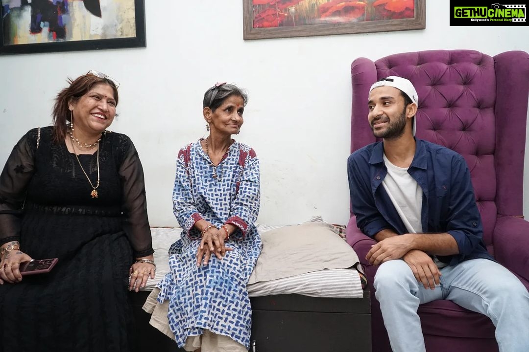 Raghav Juyal Instagram - Big Thank you to my favourite, @raghavjuyal bhai for blessing us with your presence at Ananta Khushiyaan Ashram and sharing your warmth and positivity. The senior citizens from @ananta_khushiyaan_niwas , boys from @armaanbalniwas and girls from @mangalabenbalikaniwas really loved and enjoyed your Togetherness ! Totally blessed. Thank you for appreciating the efforts of project @mardtalkindia and understanding the importance of biodegradable sanitary pads. You are truly a hero and super grounded personality ā¤ļøš« @anantainfinite1 @khushiyaanorg . . . š· : @iamgauravmandal #raghavjuyal #raghavalawrence #raghav #raghavjuyal_world_ Thane