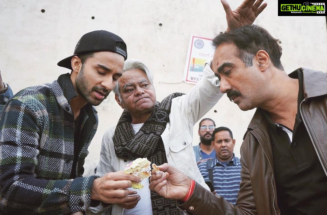 Raghav Juyal Instagram - नया साल मुबारक ❤️ @imsanjaimishra @ranvirshorey @ravi916249singh #Repost @hasal_movie ・・・ #Hasal Varanasi - काशी - बनारस