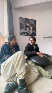 Raghav Juyal Instagram - ज़िंदगी ज़िंदाबाद ❤️ 
If u want to learn this beautiful instrument please come to Rishikesh @kutanihandpan_academy 
@babakutani