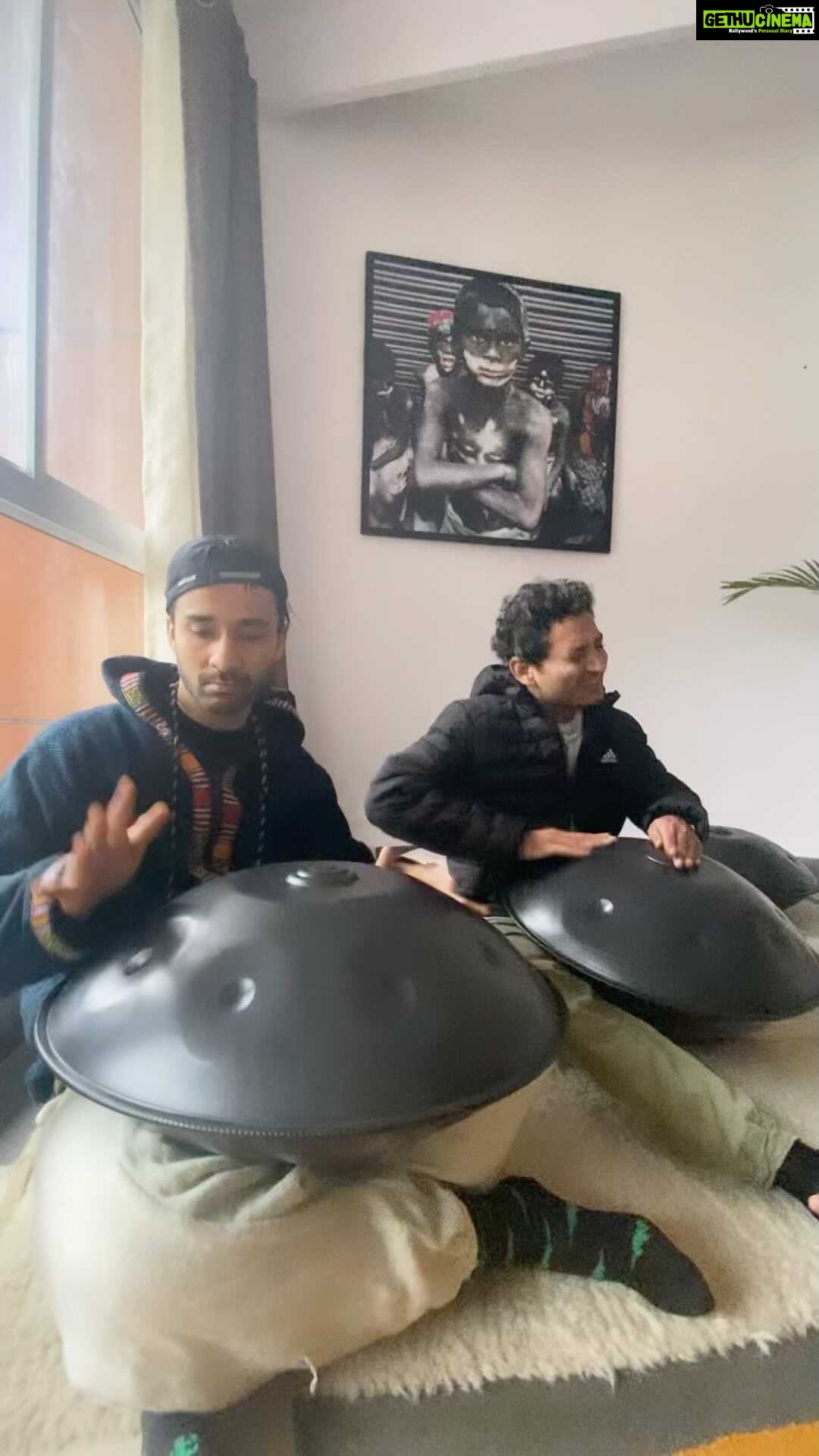 Raghav Juyal Instagram - ❤️ with @babakutani @babakutani @kutanihandpan_academy @rishikeshmusic_festival @artistvalley_urgam #babakutani #kutanihandpanacademy #rishikeshmusicfestival #artistvalleyurgam Kutani Handpan Academy