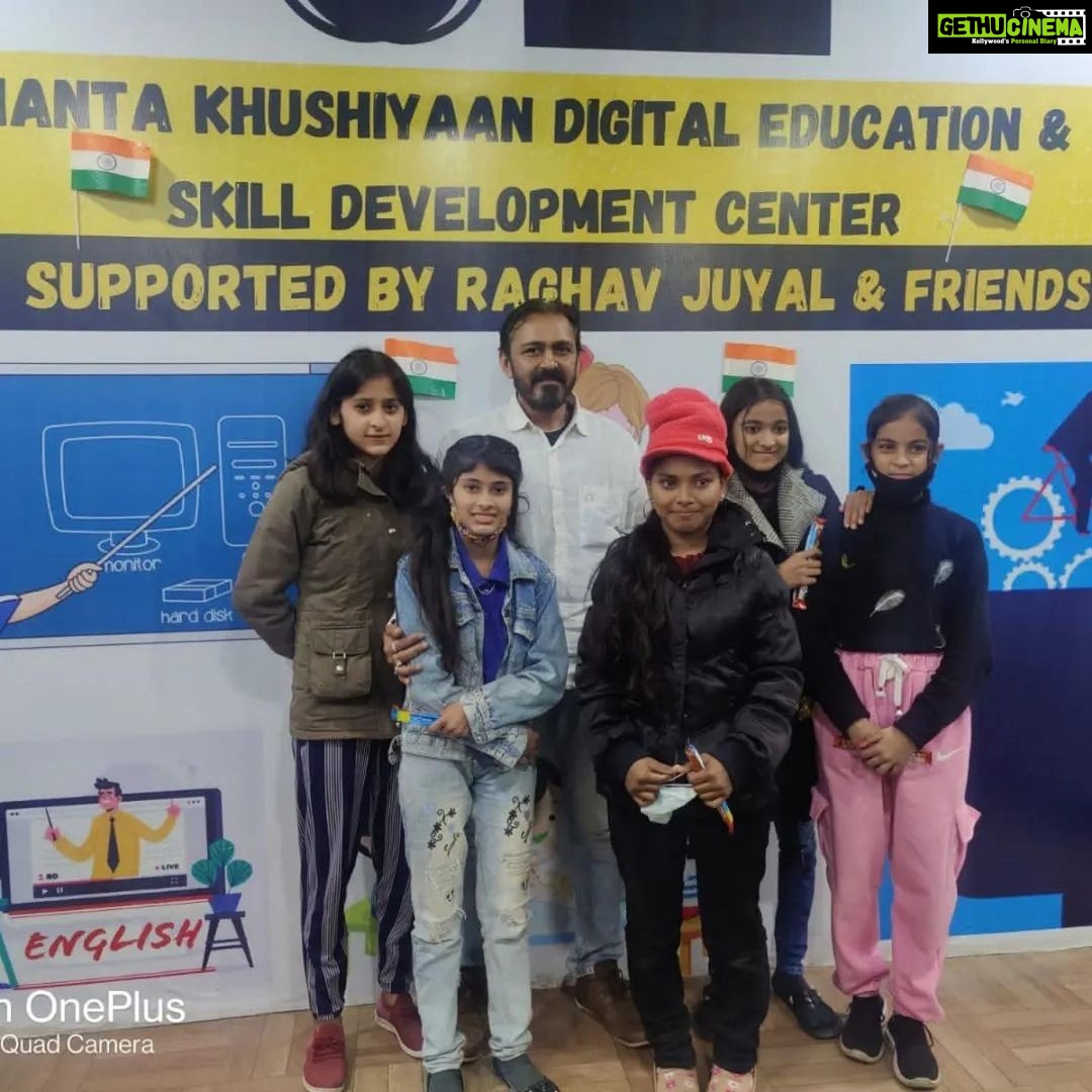 Raghav Juyal Instagram - #Repost @khushiyaanorg ・・・ Today we celebrated Republic Day at our Ananta Khushiyaan Digital Educatiob & Skill Development Centre ( Dehradun) . . Thank you @raghavjuyal Sir & Friends for being the strongest support. . Thank you Dehradun team for excellent execution.