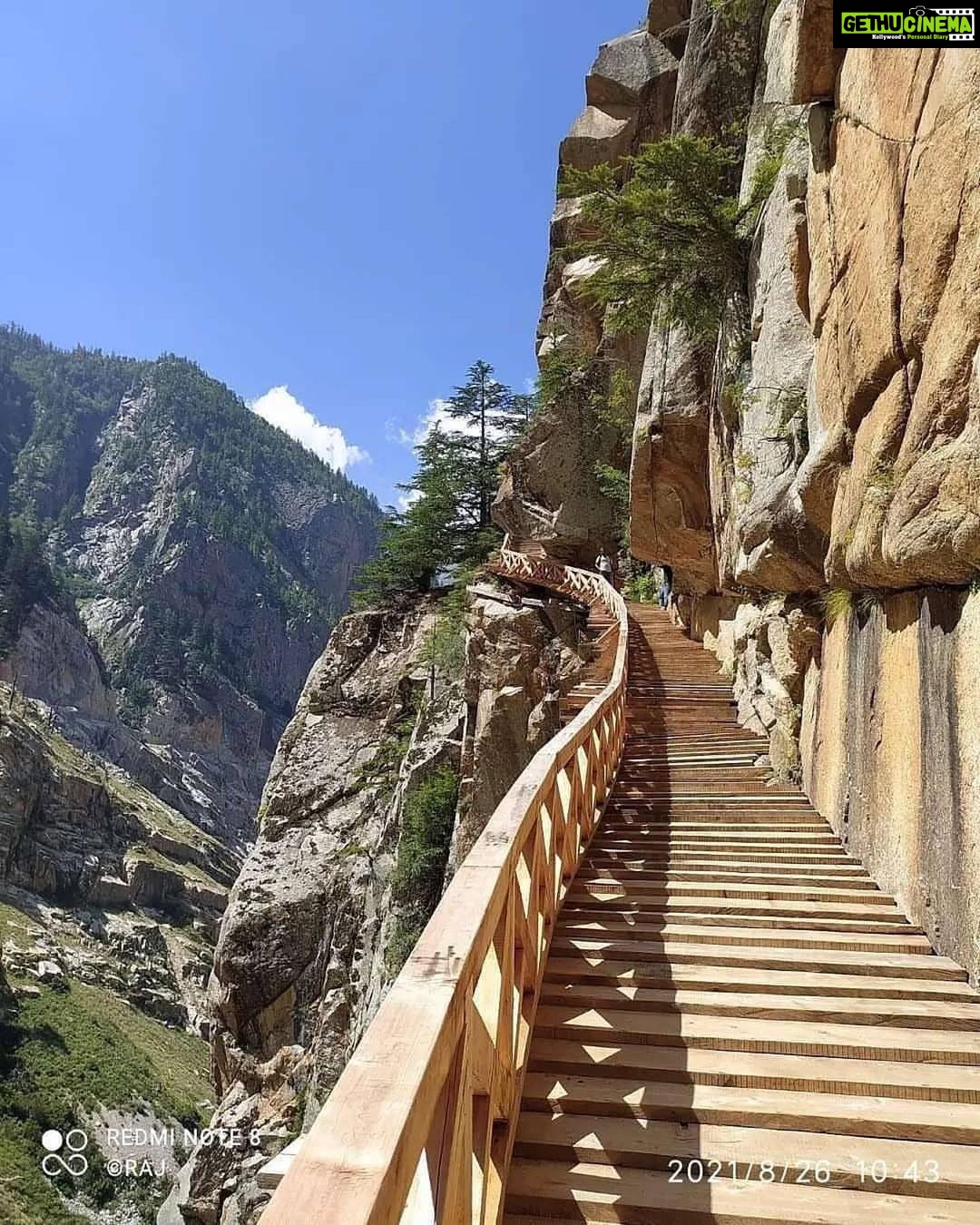 Raghav Juyal Instagram - #Repost @uttarakhanddham ・・・ Gartang Gali 📍 📸Credit @trek_with_rajsidd This wooden bridge was the trade route between India and Tibet is open for tourists and for trek. उत्तराखंड के सीमांत जनपद उत्तरकाशी की भैरोंघाटी के समीप गर्तांग गली में खड़ी चट्टानों को काटकर लकड़ी से निर्मित सीढ़ीदार ट्रेक बनाया गया है। उत्तराखंड में भारत-तिब्बत के बीच व्यापारिक रिश्तों की गवाह ऐतिहासिक गर्तांग गली पर्यटकों के लिए खुल गई है।हाल में इस ट्रेक का जीर्णोद्धार कर 136 मीटर लंबे व 1.8 मीटर चौड़े लकड़ी से निर्मित सीढ़ीदार ट्रेक तैयार किया गया है, जिसे पर्यटकों के लिए खोल दिया गया है। पर्यटकों व ट्रेक की सुरक्षा के लिए एक बार में अधिकतम 10 लोग ही जा सकेंगे @trek_with_rajsidd Follow @uttarakhanddham #uttarakhanddham . . . . . . . . #uttarakhanddevdarshan #gartanggali #gartanggalitrek #trek #woodenbridge #oldtraderoute #uttarakhanddestination #uttrakhandtourism #uttrakhand #dekhoapnadesh #harsil #bagori #trekking #adventure #nature