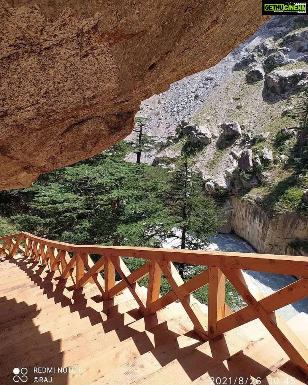 Raghav Juyal Instagram - #Repost @uttarakhanddham ・・・ Gartang Gali 📍 📸Credit @trek_with_rajsidd This wooden bridge was the trade route between India and Tibet is open for tourists and for trek. उत्तराखंड के सीमांत जनपद उत्तरकाशी की भैरोंघाटी के समीप गर्तांग गली में खड़ी चट्टानों को काटकर लकड़ी से निर्मित सीढ़ीदार ट्रेक बनाया गया है। उत्तराखंड में भारत-तिब्बत के बीच व्यापारिक रिश्तों की गवाह ऐतिहासिक गर्तांग गली पर्यटकों के लिए खुल गई है।हाल में इस ट्रेक का जीर्णोद्धार कर 136 मीटर लंबे व 1.8 मीटर चौड़े लकड़ी से निर्मित सीढ़ीदार ट्रेक तैयार किया गया है, जिसे पर्यटकों के लिए खोल दिया गया है। पर्यटकों व ट्रेक की सुरक्षा के लिए एक बार में अधिकतम 10 लोग ही जा सकेंगे @trek_with_rajsidd Follow @uttarakhanddham #uttarakhanddham . . . . . . . . #uttarakhanddevdarshan #gartanggali #gartanggalitrek #trek #woodenbridge #oldtraderoute #uttarakhanddestination #uttrakhandtourism #uttrakhand #dekhoapnadesh #harsil #bagori #trekking #adventure #nature