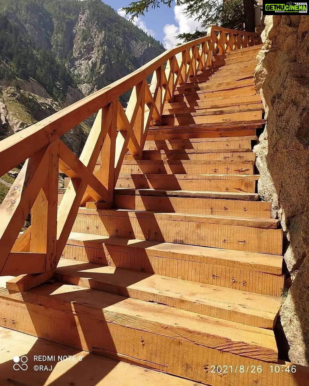 Raghav Juyal Instagram - #Repost @uttarakhanddham ・・・ Gartang Gali 📍 📸Credit @trek_with_rajsidd This wooden bridge was the trade route between India and Tibet is open for tourists and for trek. उत्तराखंड के सीमांत जनपद उत्तरकाशी की भैरोंघाटी के समीप गर्तांग गली में खड़ी चट्टानों को काटकर लकड़ी से निर्मित सीढ़ीदार ट्रेक बनाया गया है। उत्तराखंड में भारत-तिब्बत के बीच व्यापारिक रिश्तों की गवाह ऐतिहासिक गर्तांग गली पर्यटकों के लिए खुल गई है।हाल में इस ट्रेक का जीर्णोद्धार कर 136 मीटर लंबे व 1.8 मीटर चौड़े लकड़ी से निर्मित सीढ़ीदार ट्रेक तैयार किया गया है, जिसे पर्यटकों के लिए खोल दिया गया है। पर्यटकों व ट्रेक की सुरक्षा के लिए एक बार में अधिकतम 10 लोग ही जा सकेंगे @trek_with_rajsidd Follow @uttarakhanddham #uttarakhanddham . . . . . . . . #uttarakhanddevdarshan #gartanggali #gartanggalitrek #trek #woodenbridge #oldtraderoute #uttarakhanddestination #uttrakhandtourism #uttrakhand #dekhoapnadesh #harsil #bagori #trekking #adventure #nature