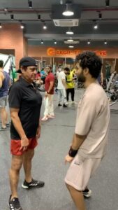 Raghav Juyal Instagram - ज़िंदगी है , कभी तुम उसे जीयो , कभी उसे तुम्हें जीने दो 
#अशोक जी