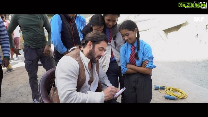 Raghav Juyal Instagram - The time has finally come to #MeetBhaijaan π₯πͺπ» Trailer out on April 10th. @beingsalmankhan @hegdepooja @venkateshdaggubati @farhadsamji @iamjaggubhai_ @bhumika_chawla_t @singhvijender #AbhimanyuSingh @jassie.gill @thesiddharthnigam @shehnaazgill @palaktiwarii @vinali_bhatnagar @ravibasrur @realhimesh @thesajidwajid @sukhbir_singer @thisisdsp @payaldevofficial @amaal_mallik @vmanikandandop @shamiraah28 @skfilmsofficial @zeestudiosofficial @zeemusiccompany