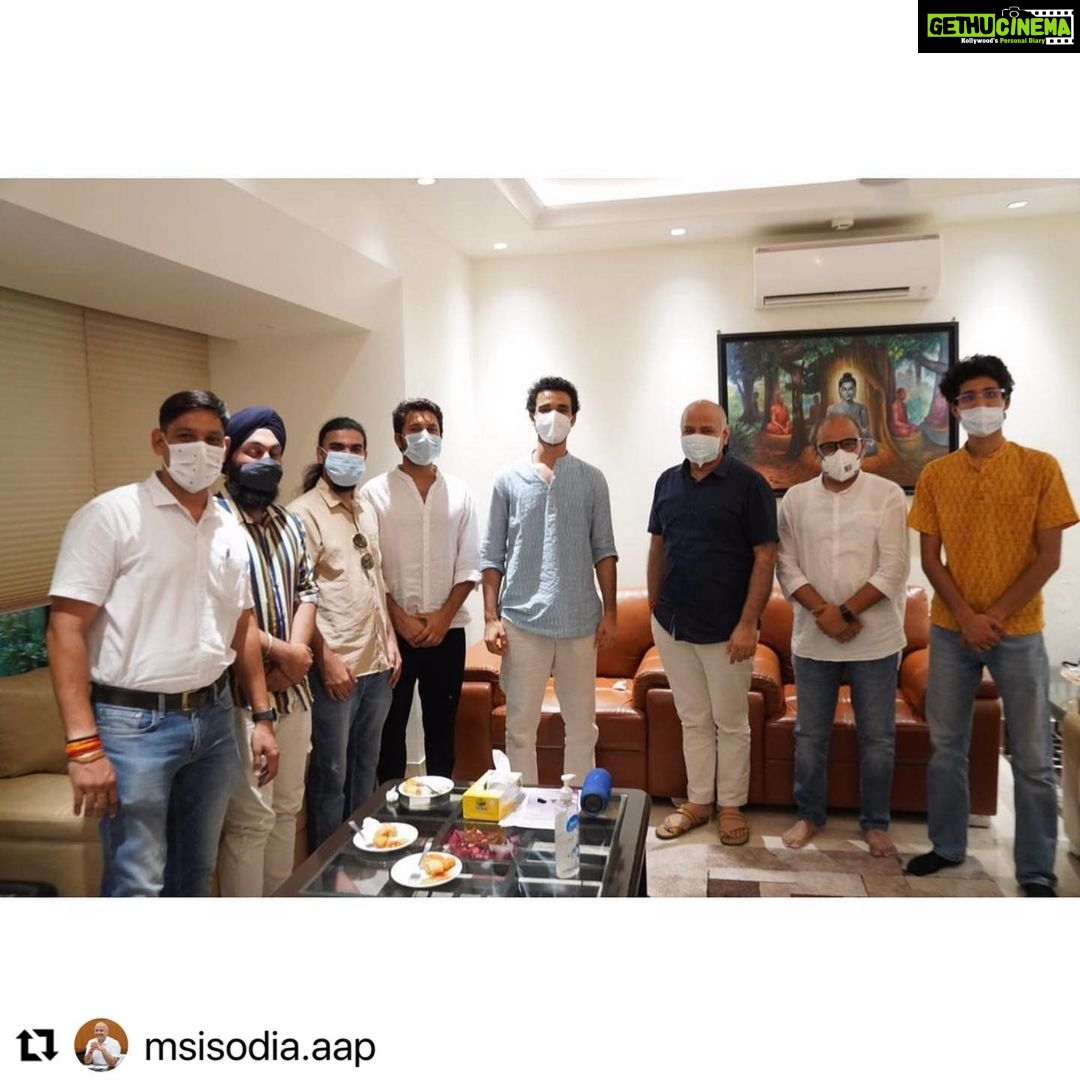 Raghav Juyal Instagram - #Repost @msisodia.aap with @make_repost ・・・ I had a delightful evening with the very talented @raghavjuyal and discussed on how one can have a positive impact in the society. I have admired the work he has been carrying out during the Covid crisis. @yashasvijuyal @milliondaughtersfoundation @shutupviraj @priyanshu_a0606 @dilipkpandey @salvus.cares @ishanbhandarii
