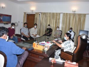Raghav Juyal Instagram - #Repost @satishuk69 with @make_repost ・・・ Actor & dancer Raghav Juyal made a courtesy call on the Governor, Baby Rani Maurya, on Wednesday at Raj Bhavan, Dehradun. Governor appreciated the work done by Juyal and his team in the far flung areas of Uttarakhand during the pandemic. @raghavjuyal @babyranimaurya @rachitajewelofficial @yashasvijuyal @ishanbhandarii @shutupviraj @salvus.cares Raj Bhavan (Uttarakhand)