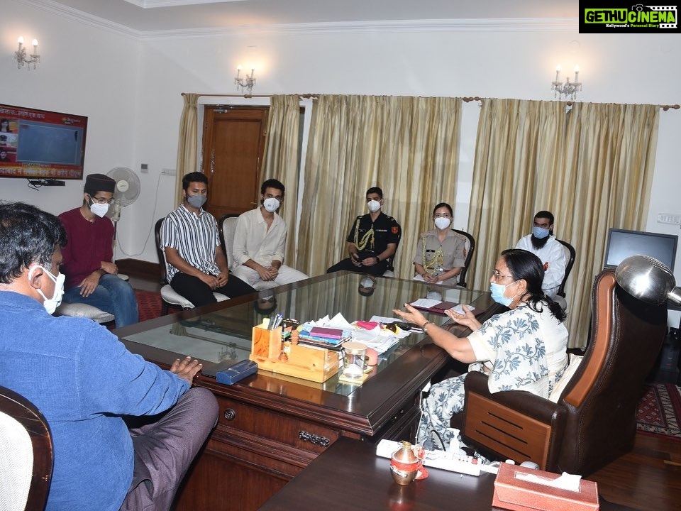 Raghav Juyal Instagram - #Repost @satishuk69 with @make_repost ・・・ Actor & dancer Raghav Juyal made a courtesy call on the Governor, Baby Rani Maurya, on Wednesday at Raj Bhavan, Dehradun. Governor appreciated the work done by Juyal and his team in the far flung areas of Uttarakhand during the pandemic. @raghavjuyal @babyranimaurya @rachitajewelofficial @yashasvijuyal @ishanbhandarii @shutupviraj @salvus.cares Raj Bhavan (Uttarakhand)