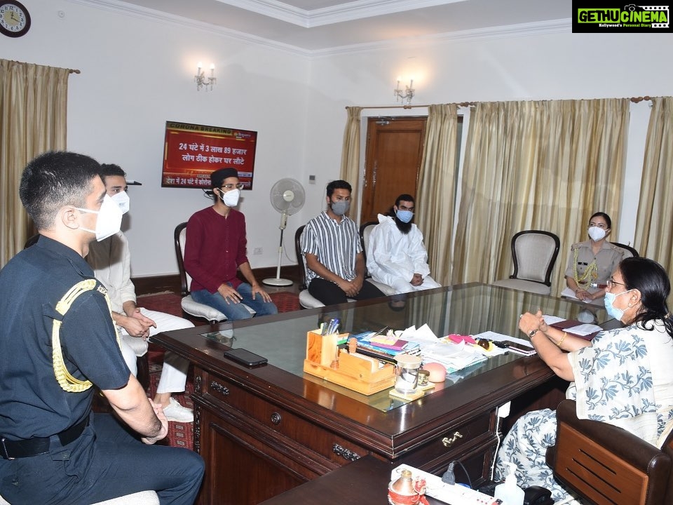 Raghav Juyal Instagram - #Repost @satishuk69 with @make_repost ・・・ Actor & dancer Raghav Juyal made a courtesy call on the Governor, Baby Rani Maurya, on Wednesday at Raj Bhavan, Dehradun. Governor appreciated the work done by Juyal and his team in the far flung areas of Uttarakhand during the pandemic. @raghavjuyal @babyranimaurya @rachitajewelofficial @yashasvijuyal @ishanbhandarii @shutupviraj @salvus.cares Raj Bhavan (Uttarakhand)