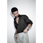 Raghav Juyal Instagram - Photuon ka shoot karwa liya maine , Which one is your favourite? OUTFIT - customised by @iamkenferns Managed by - @blueorchidentertainment Photographer - @rishabhkphotography Makeup- @kondvilkarsuhas Hair - @hairby_vijaylimbachiya Driver - @arjunp822 Mumbai, Maharashtra