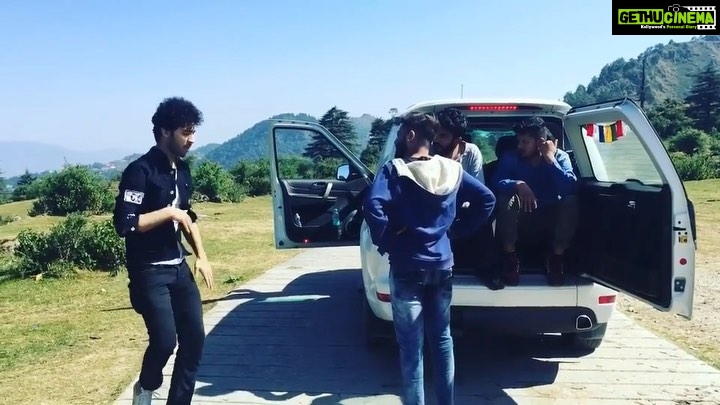 Raghav Juyal Instagram - दोस्त साले बड़े _____ होते हैं #throwback George Everest Peak
