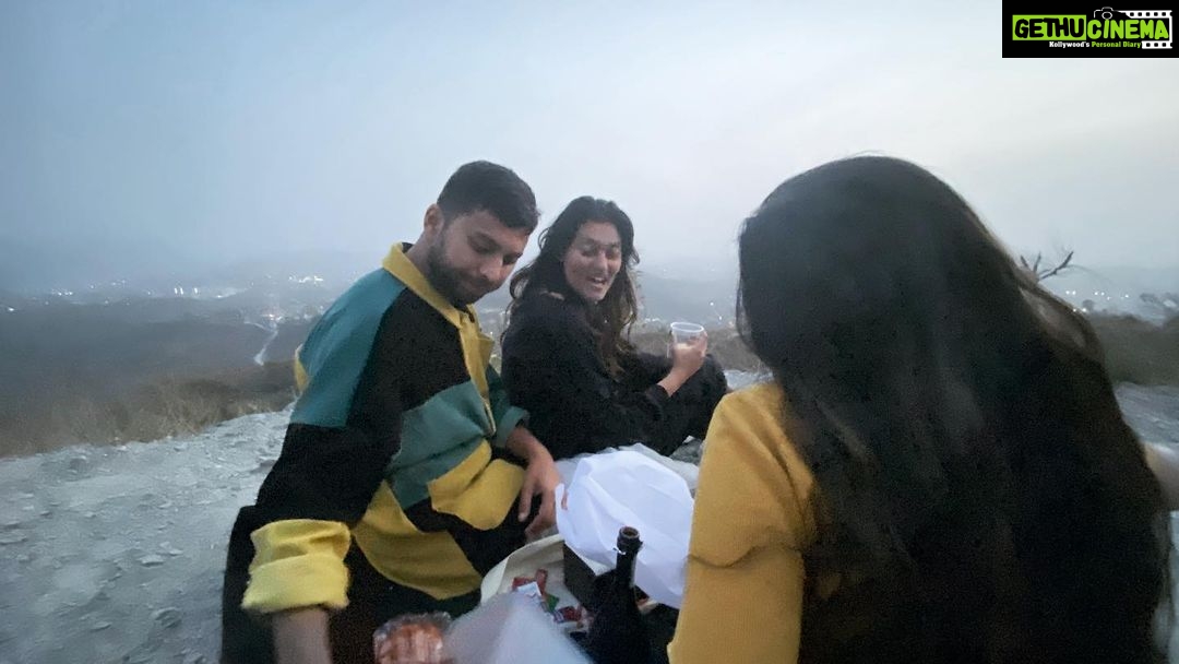 Raghav Juyal Instagram - देहरादून में शाम होती नहीं , बुलाती है , और हम बस चल पढ़ते हैं , @ishanbhandarii @aura__agave__ @priyalgoyal @bhandarishyna @ivanshu_k Dehra Dun, India