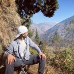 Raghav Juyal Instagram - ज़िंदगी का ज्ञान चो#ते हुए , एक आवारा भँवरा