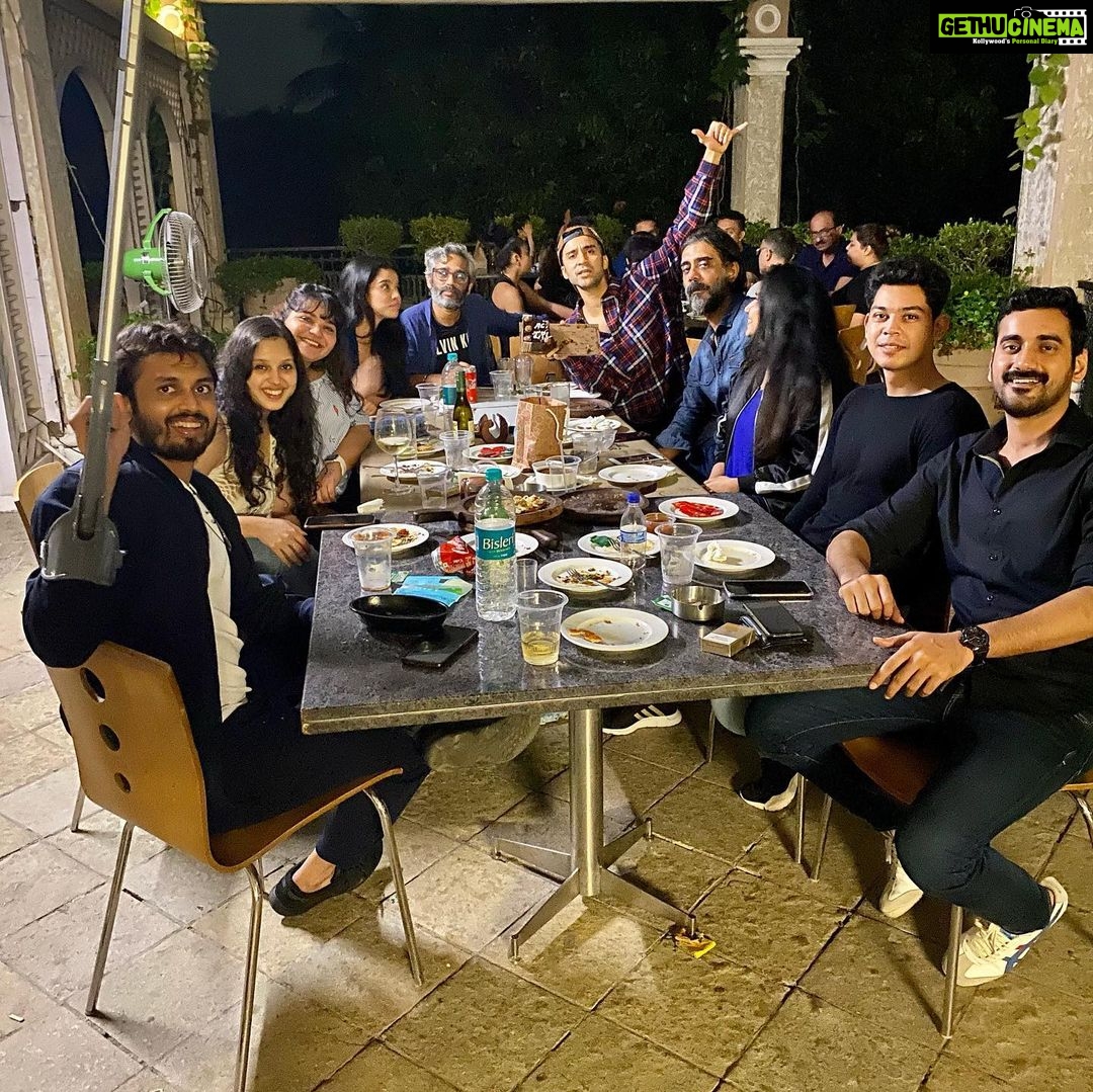 Raghav Juyal Instagram - जन्म दिन मुबारक @theactorstruth , यहाँ मैं मन लगा के पढ़ता हूँ क्यूँकि आंको की tension नहीं रहती , और अब तो रिश्तेदार भी नहीं पूछते की "आगे क्या करना है ?" #actorstruth @saurabhsachdeva77 Mumbai, Maharashtra