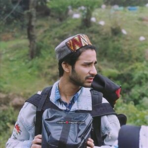 Raghav Juyal Instagram - Candid pe bharosa karna seekho , pose ke maze bhul jaoge