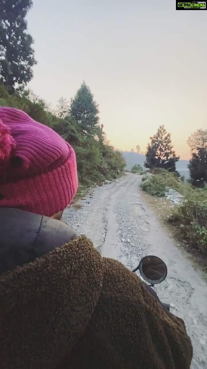 Raghav Juyal Instagram - गाने ने कह दिया सब , मैं अपनी बकलोलि काहे पेलूँ? Camera work - @kharola_yash @meri_nazro_se #sankri #uttarakhand #uttarakhandtourism #salvus