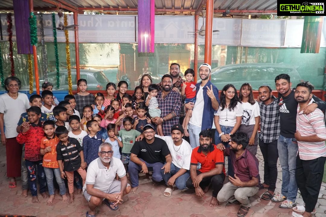 Raghav Juyal Instagram - Big Thank you to my favourite, @raghavjuyal bhai for blessing us with your presence at Ananta Khushiyaan Ashram and sharing your warmth and positivity. The senior citizens from @ananta_khushiyaan_niwas , boys from @armaanbalniwas and girls from @mangalabenbalikaniwas really loved and enjoyed your Togetherness ! Totally blessed. Thank you for appreciating the efforts of project @mardtalkindia and understanding the importance of biodegradable sanitary pads. You are truly a hero and super grounded personality ā¤ļøš« @anantainfinite1 @khushiyaanorg . . . š· : @iamgauravmandal #raghavjuyal #raghavalawrence #raghav #raghavjuyal_world_ Thane