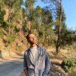 Raghav Juyal Instagram - कोई filter नहीं रखा , जितना हो सके उतने filterless की कोशिश है ज़िंदगी में , अभी काफ़ी काम करना है सारे filters हटाने में , बहुत तरीक़े के filters अभी बाक़ी हैं ( जैसे juno,gingham,lo-fi,Ludwig इत्यादि ) कुछ लोग हैं इस जीवन में जिनकी भूमिका काफ़ी विशाल रही है ,मुझे, मुझसे मिलाने में . उन में से २ लोग हैं 1 @sara.arrhusius 2 @saurabhsachdeva77 और बहुत बड़ा धन्यवाद मेरे छोटे भाई @meri_nazro_se @kharola_yash का जिसने मुझे इतने खरे तरीक़े से क़ैद(आज़ाद)किया इस चित्र में . बहुत उमदा नज़र है बचे की Uttarakhand