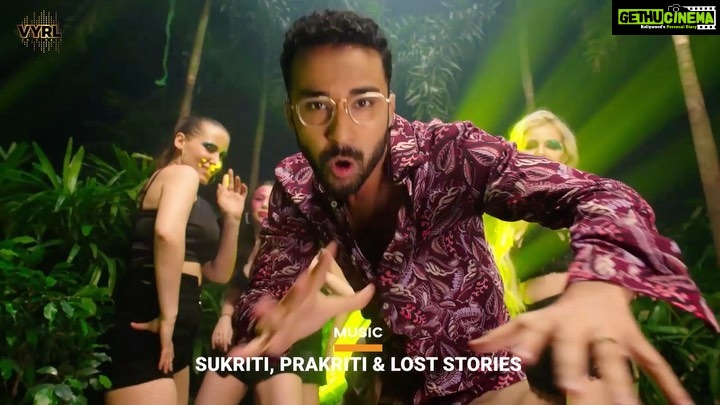 Raghav Juyal Instagram - Teaser Alert! Tum Hum aur Hum Tum ho jaye kahi gum maahiya! π§‘π₯ Start tapping your feet to the teaser of #HumTum as the OFFICIAL MUSIC VIDEO releases in just 3 days - 6th October 11 AM π―ββοΈ#StayTuned @vyrloriginals @sukritikakar @prakritikakar @priyanksharmaaa @loststoriesmusic @mellowdofficial @adil_choreographer @poojasinghgujral