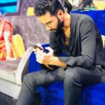 Raghav Juyal Instagram - कुछ गम्भीर पढ़ रहा हूँ , क्या हो सकता है ? बताइए - चित्र निकल है @harry.cfd ने