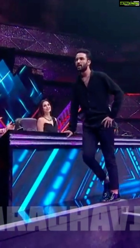 Raghav Juyal Instagram - @mohanshakti @raghavjuyal @geeta_kapurofficial @malaikaaroraofficial @terence_here @bharti.laughterqueen @haarshlimbachiyaa30 #indiabestdancers #indiasbestdancer