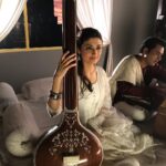 Ragini Khanna Instagram - You know you have build good associations and relationships when get lit like this 😊🙏🏼 always a pleasure to work with friends 😊🙏🏼 #onset #actor #actorlife #lovemyjob ❤️ also this looks like a sign I need to start my riyaaz 🎼 #music #spiritual #soulfood