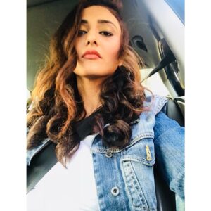 Ragini Khanna Instagram - Of late night conversations, music, movies, butterflies & the beautiful tingling sensation of common sense leaving. The second selfie of the year. #magic ✨ Seat belt alert. Tralfie (traffic selfie) 🚦