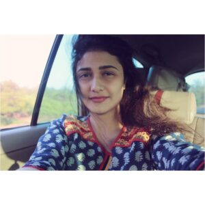 Ragini Khanna Instagram - #carfie #selfie found it difficult to lose the entitlement of clicking at least one during the trip 🧢💙 #india #travelstories #travelgrams #clickedbyme