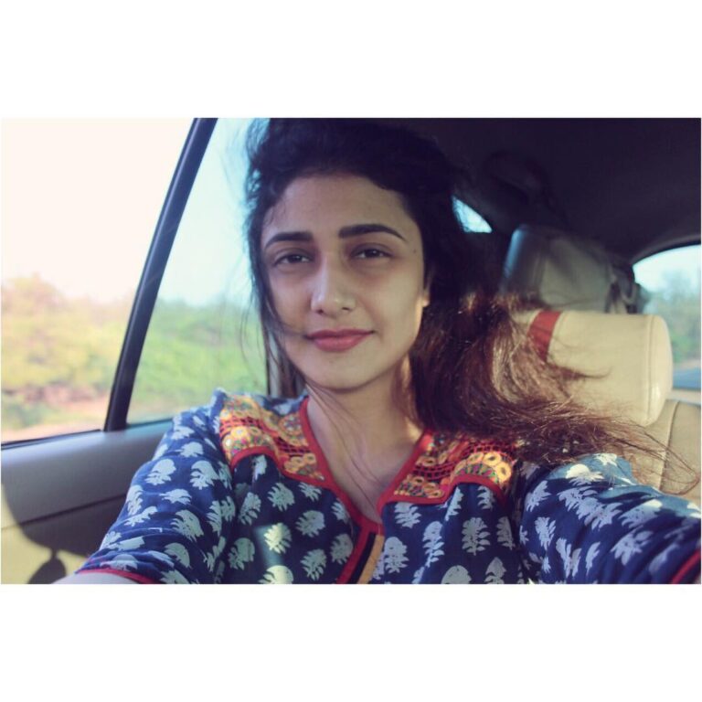 Ragini Khanna Instagram - #carfie #selfie found it difficult to lose the entitlement of clicking at least one during the trip 🧢💙 #india #travelstories #travelgrams #clickedbyme