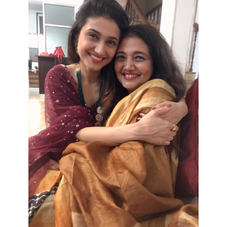 Ragini Khanna Instagram - Happiest Diwali in my circle of warmth ♥️ #family #diwali #constants