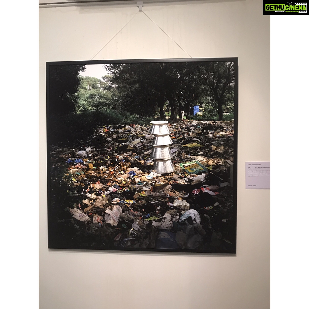 Ragini Khanna Instagram - Best wishes @vikramarora for your future endeavour’s ♥️ loved your art 🧞♀️🧞♂️ titled :- “look inside”.
