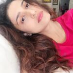Ragini Khanna Instagram - When you have a hectic Sunday and a chutti on Monday.. ignore that guy in the background... #boredselfie #nomakeup #solotraveler #allbymyself ♥️ #selfie #afterlongtime 🤦🏻‍♀️
