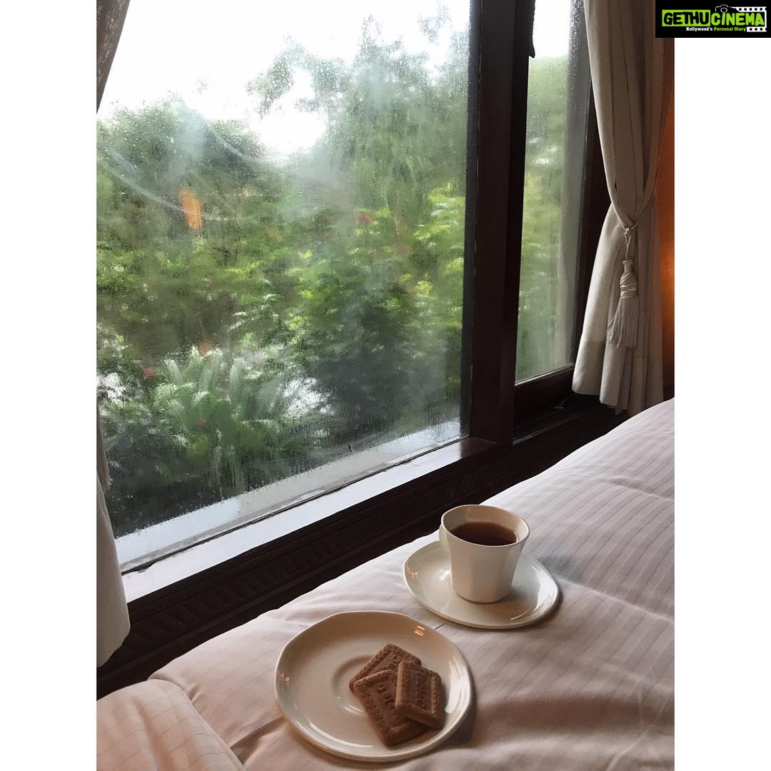 Ragini Khanna Instagram - Cause I have been taught to fly 🕊 and soar but not without my roots.. yes I have breakfast tea without sugar with Parle-g cause no matter where I go I will always come back home 🏠 #oldschoolgirl ♥️ #somethingsareforever #aroomwithaview #lakeside ☕️