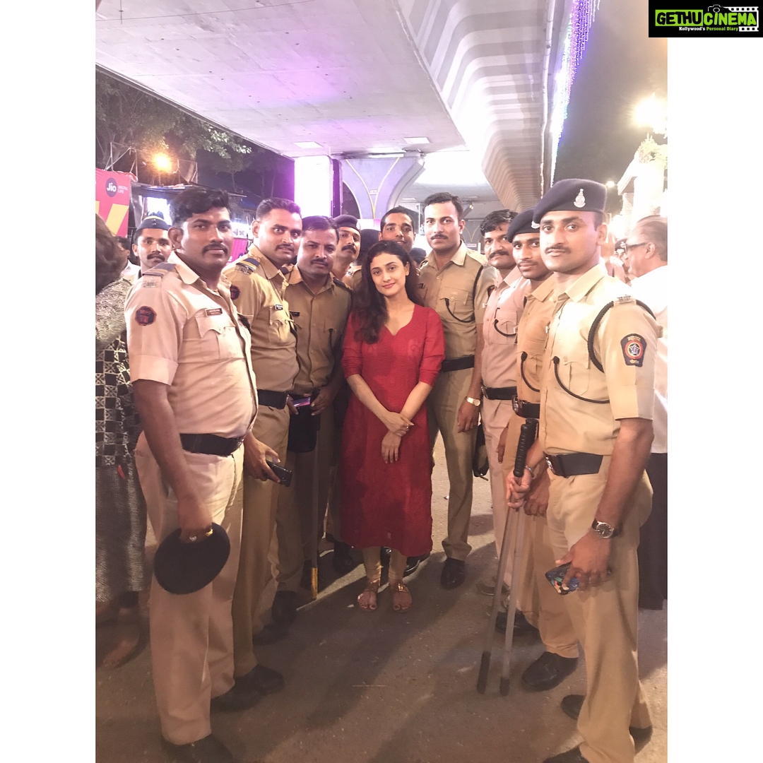 Ragini Khanna Instagram - Blessings in abundance from #lalbuagcharaja ๐๐ผ had the best darshan๐ thank you to my squad who made it happen #bestteamever #squadgoals #ganpatibappamorya ๐๐ผ