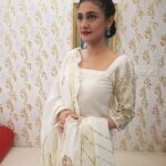 Ragini Khanna Instagram - For the occasion of ‘World Environment Day , our honourable Information & Broadcasting Minister Shri Prakash Javadekar came to Mumbai ( he is our country’s environment minister as well ) some trees were planted followed by interaction over high tea ☕️ 🌳 🍀 💚 #ecofriendly #planttrees #savetheenvironment #greenhouseeffect #globalwarming 💚