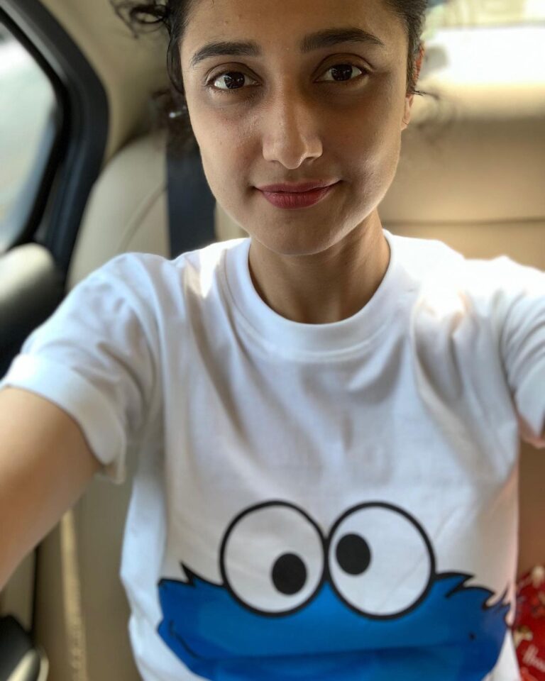 Ragini Khanna Instagram - When you like your phones portrait mode !🍓 cookie monster 🍪🍪 reporting 🍪🤪🤪🙄🙄 #sesamestreet #cookiemonster #funnyeyes 😍🥰🥞🥇 no emoji for Cookie Monster eyes 👀 😭☹️