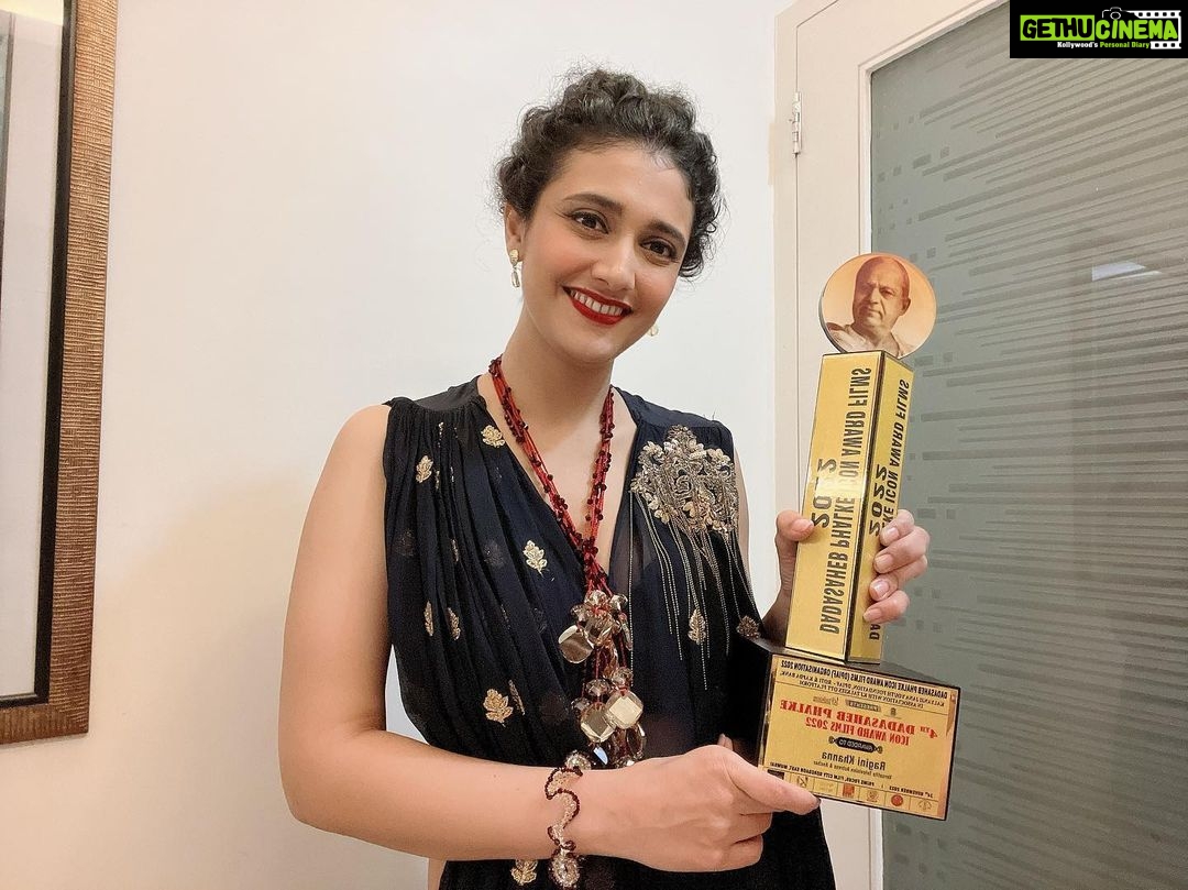 Ragini Khanna Instagram - Grateful 😇 blessed 💖 Dadasaheb Phalke Icon Award Films 2022. Versatile television actress & anchor. 🎥🎞