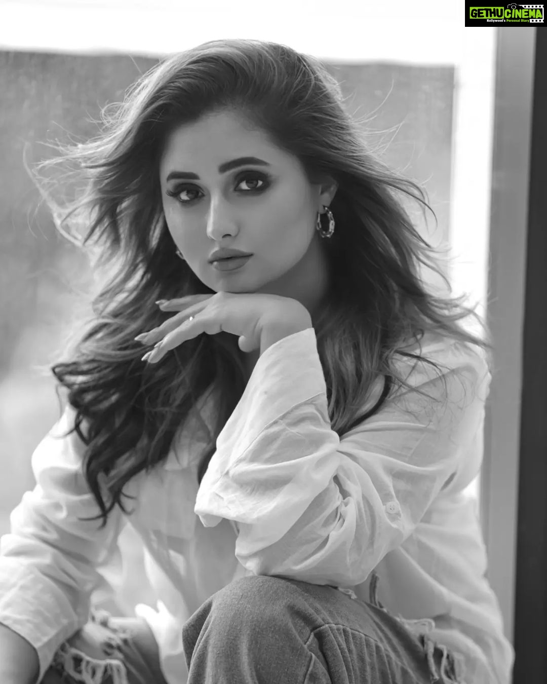 Rashami Desai Instagram - All about how you look at it 🫠 Not How you want to look at it 😎 . . Click: @amitkhannaphotography Look : @manalijagtap Assistant: #shreya & #pradip . . #rashamidesai #rashamians #diva #blackandwhitephotography #story #immagical✨🧞♀️🦄 Radisson Blu Mumbai International Airport