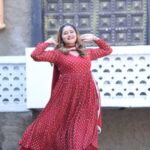 Rashami Desai Instagram - Music is not just a rhythm, it's ur life, ur inspiration, ur happy and sad moment 🥰 . . MUSIC IS UNIVERSAL LANGUAGE 🥰 . . Dress : @everbloomindia @oakpinionpr 🌹 HmU : @_manimua @nikita_makeover Location : @thefocuscity_studio Managed: @tdfbysnehachuri Video : @sk_.click Shoot Assisted @makeupbynainaa . . #rashamidesai #rashmians #Diva #whatelseispossible #immagical✨🧞‍♀️🦄 The focus City Studio