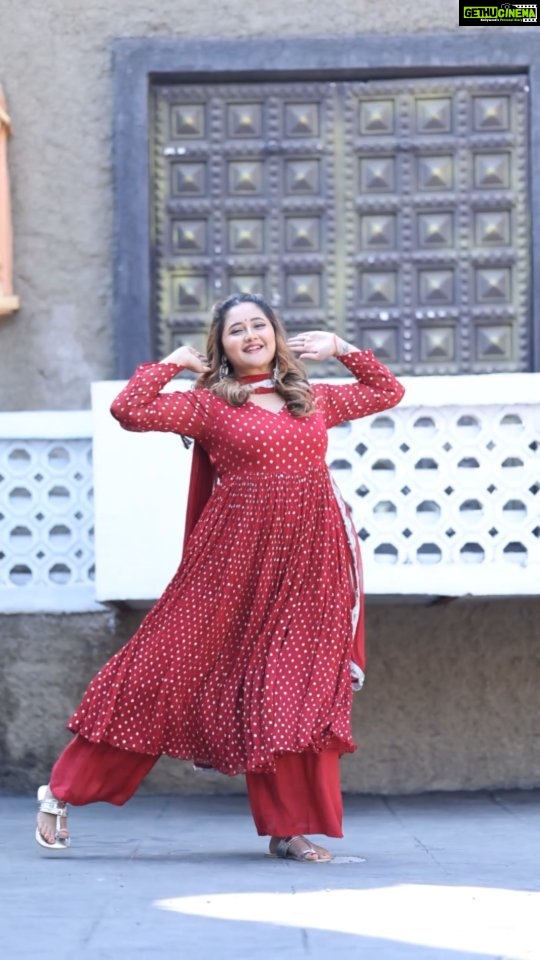 Rashami Desai Instagram - Music is not just a rhythm, it's ur life, ur inspiration, ur happy and sad moment 🥰 . . MUSIC IS UNIVERSAL LANGUAGE 🥰 . . Dress : @everbloomindia @oakpinionpr 🌹 HmU : @_manimua @nikita_makeover Location : @thefocuscity_studio Managed: @tdfbysnehachuri Video : @sk_.click Shoot Assisted @makeupbynainaa . . #rashamidesai #rashmians #Diva #whatelseispossible #immagical✨🧞‍♀️🦄 The focus City Studio