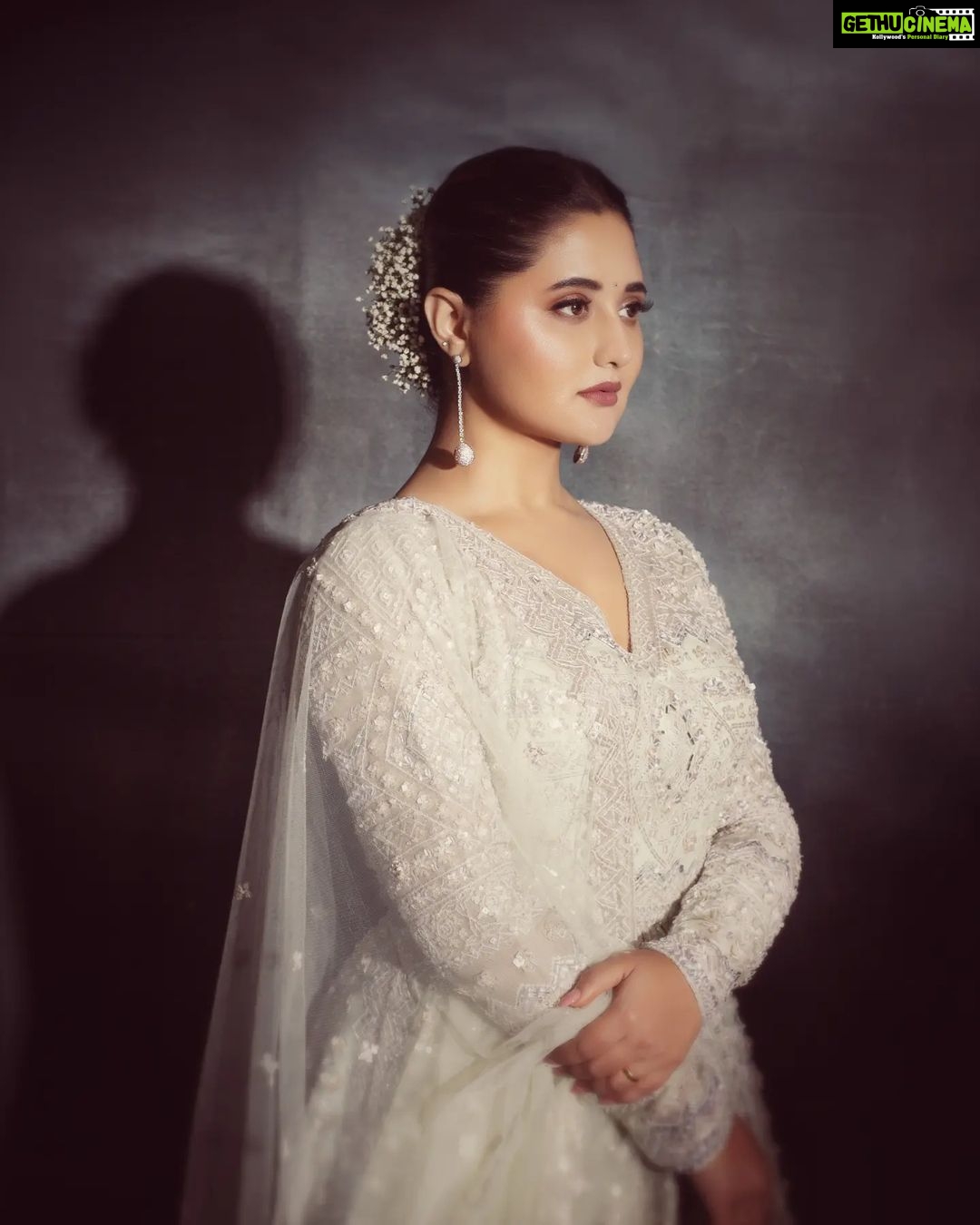 Rashami Desai Instagram - LOOK ARENT EVERYTHING BU, IVE THEM JUST IN CASE.... 🌈💖 . . #RASHAMIDESAI #rashamians #love #diva #immagical✨🧞♀️🦄 Mumbai, Maharashtra